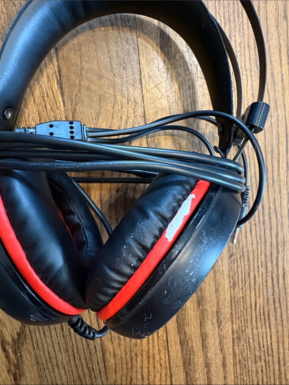 Over-Ear Wired Gaming Headset in Black and Red - Picture 9 of 9